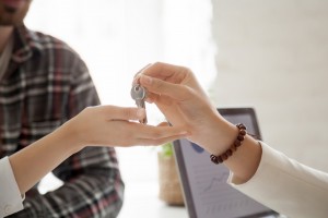 couple-obtenant-les-cles-de-la-nouvelle-maison-con__