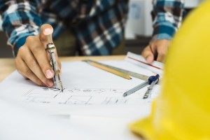 l-architecte-fait-un-plan-sur-son-bureau-au-bureau__